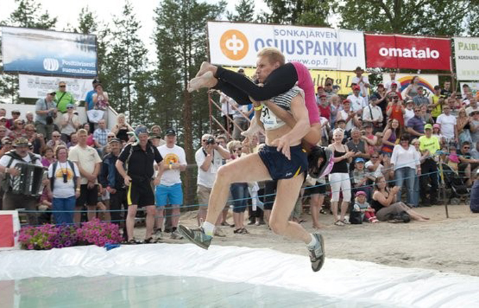những môn thể thao thú vị ở Bắc Âu - wife carrying - elleman vietnam
