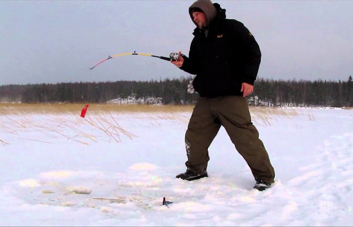 những môn thể thao thú vị ở Bắc Âu - ice fishing - elleman vietnam