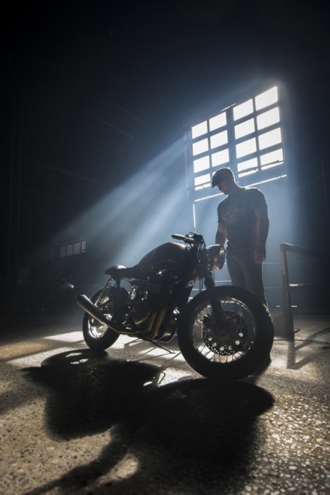 Ryan Reynolds & Triumph Thruxton cafe racer 3 - elle man