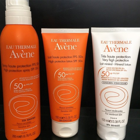 Avene nổi tiếng với những dòng kem chống nắng broad spectrum phù hợp với da nhạy cảm (sensitive) và mẫn cảm (intolerance) từ SPF 30 tới SPF 50