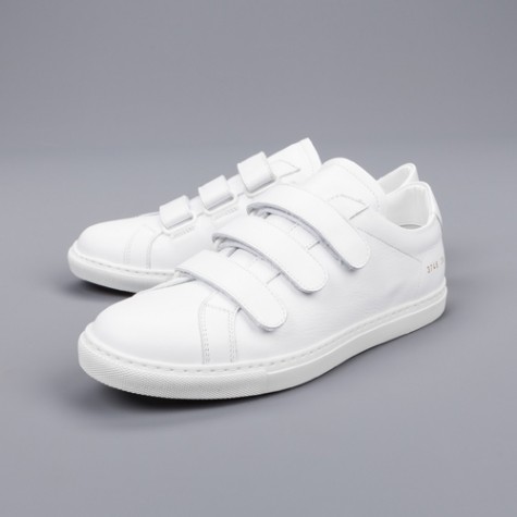 5 cách phối đồ suits đẹp cùng trainers - common projects three strapes sneakers - elleman