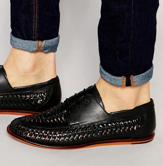 phong cach thoi trang all-black - Pull&Bear Woven Leather Loafers In Black - elle man 1