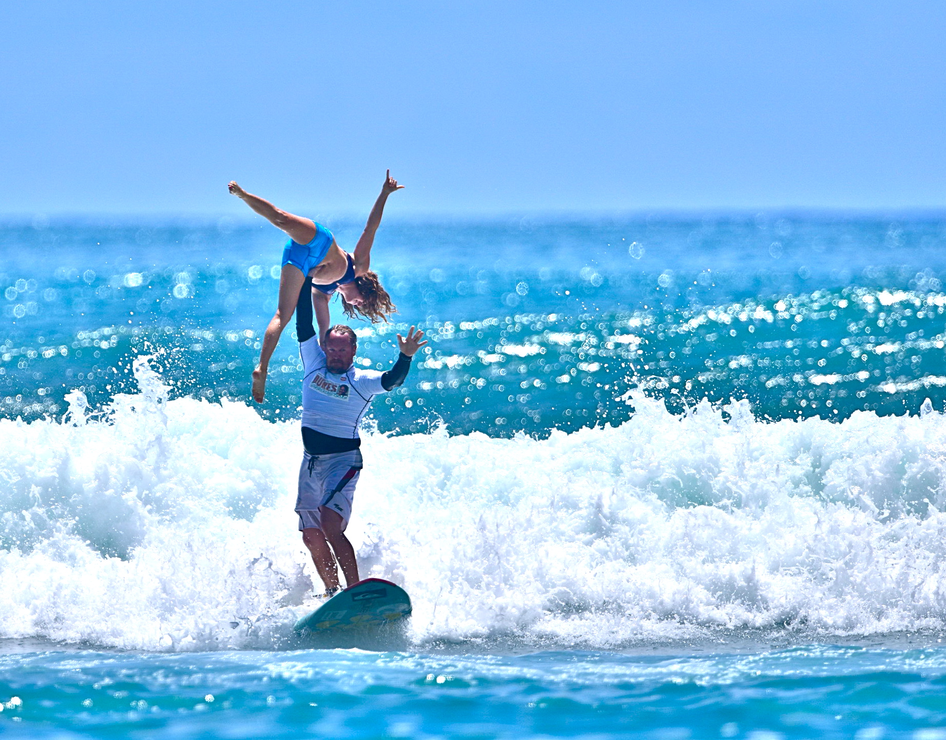 Lướt sóng đôi: Môn thể thao hấp dẫn ở Hawaii – ELLE Man