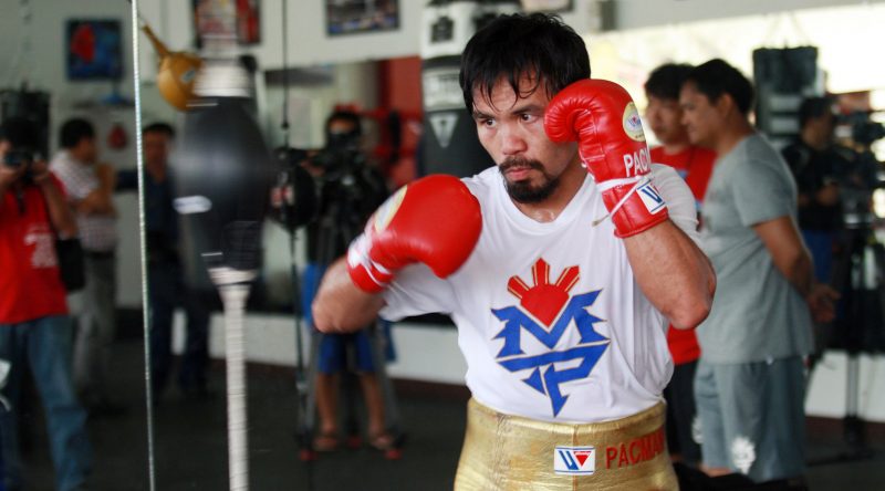 7 bí quyết đấu quyền Anh của Manny Pacquiao, tập với bao cát và đấm bóng.