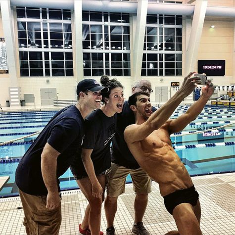 Phelps vui vẻ cùng đồng đội
