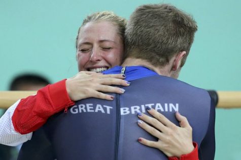 Laura bật khóc khi Jason đoạt huy chương vàng cuối cùng trong chung kết nội dung Keirin 