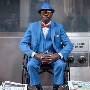 Phong cách thời trang của người bán báo nổi tiếng nhất New York