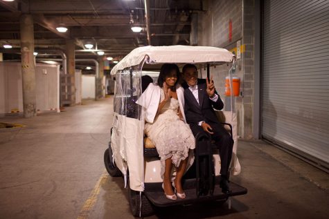 Khoảnh khắc đáng yêu chụp vợ chồng Tổng thống ngồi phía sau chiếc xe đánh golf vào ngày 20/1/2009