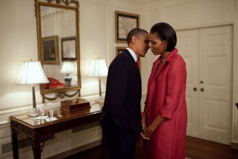 Tổng thống Obama ghé sát tai và thì thầm với vợ mình trong lúc chờ đợi Tổng thống Mexico, Felipe Calderon vào ngày 19/5/2010