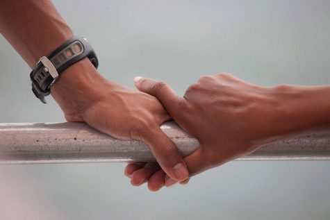 Cái nắm tay nhẹ nhàng của hai vợ chồng Tổng thống trên du thuyền ở Panama City Beach ngày 15/8/2010