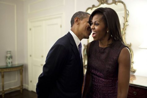 Vẻ mặt thích thú của phu nhân Michelle Obama khi lắng nghe chồng mình nói chuyện vào năm 2011