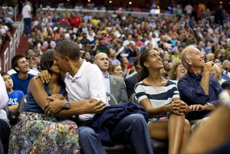 Tổng thống Obama hôn vợ tại trận bóng rổ của đội tuyển Mỹ tại Washington ngày 16/7/2012
