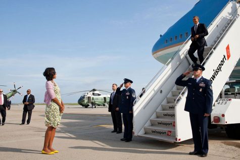 Phu nhân chờ Tổng thống trở về sau một chuyến công du vào ngày 14/6/2012