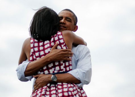 Cái ôm đầy tình cảm của Barack và Michelle Obama, 2012