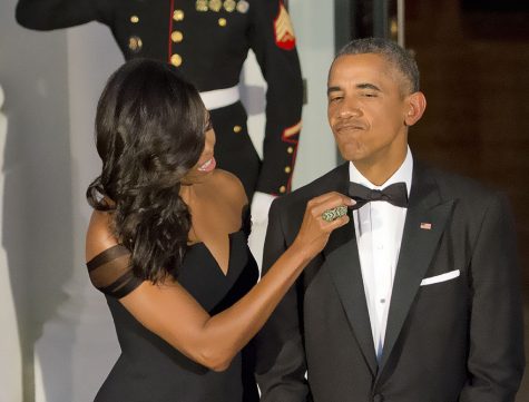 Phu nhân Michelle Obama chỉnh lại trang phục cho chồng mình, 25/9/2015