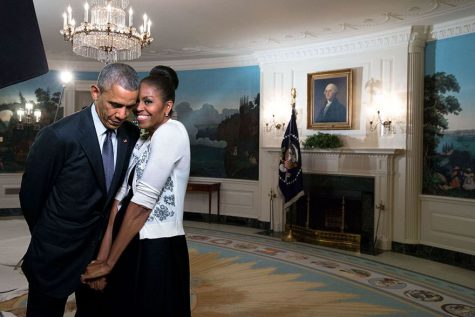 Phu nhân Michelle Obama e thẹn dựa vào người Tổng thống. Ảnh chụp năm 2015