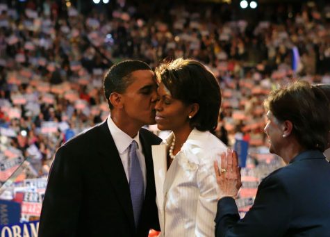 Barack nhẹ nhàng hôn má vợ trên sân khấu Hội nghị quốc gia của Đảng Dân chủ vào năm 2004