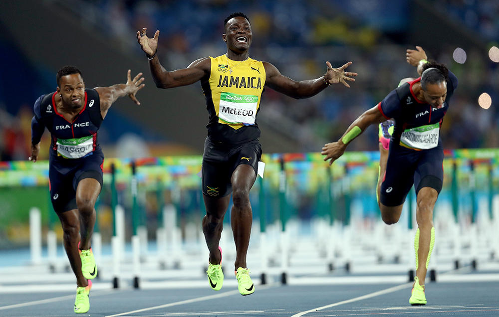 Jamaica - Đất nước vua tốc độ, Omar McLeod trên đường đua.