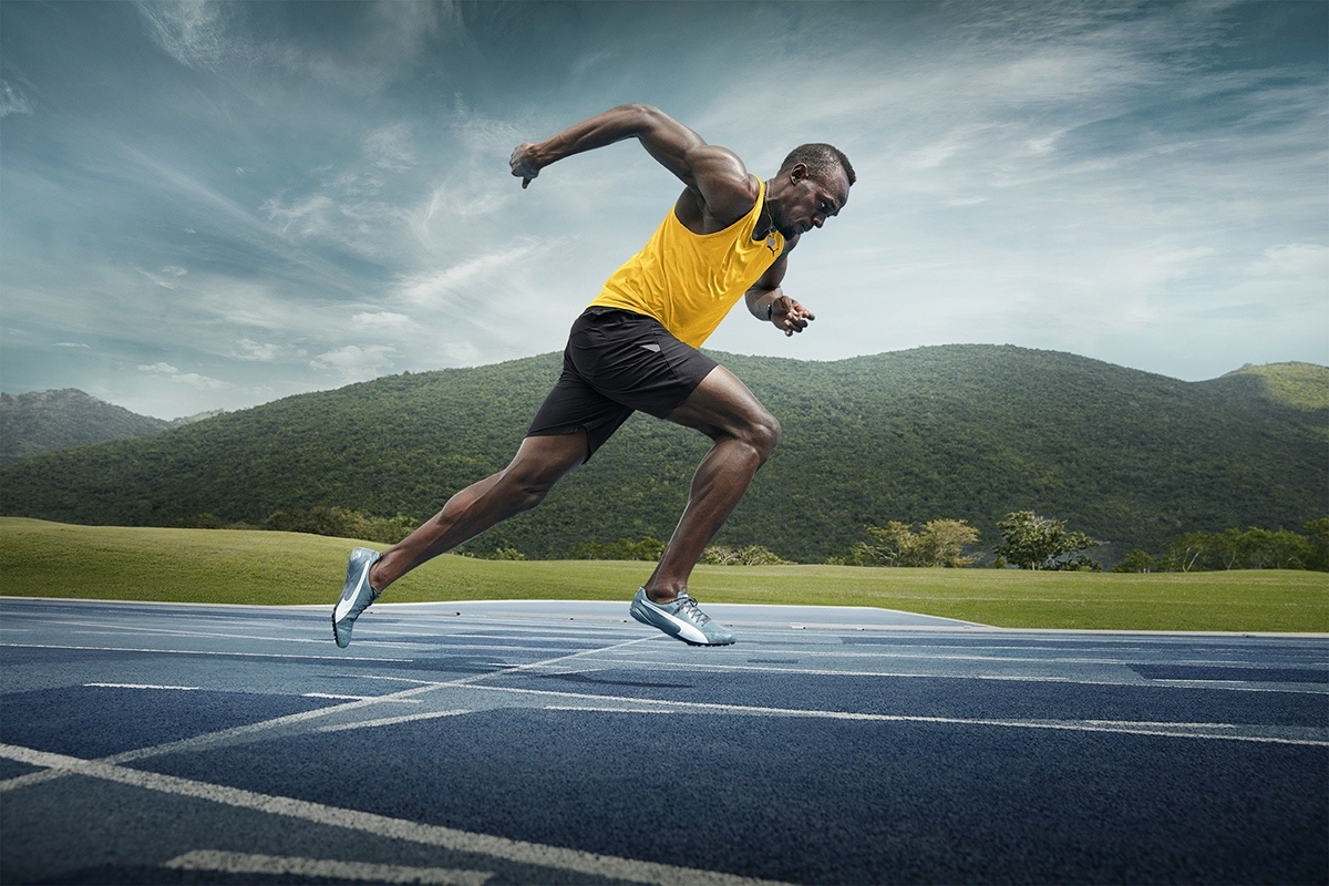 Usain Bolt - tia chớp đen: áo vàng chạy trên đường đua.