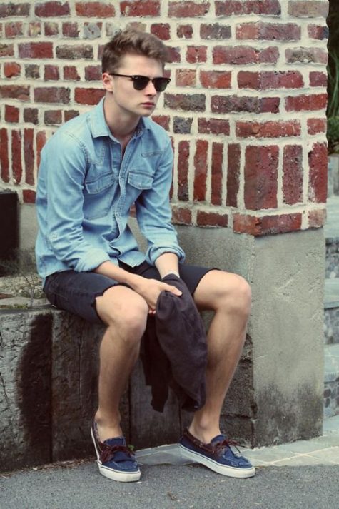 Một chiếc denim với chất liệu mỏng, nhẹ cùng chiếc quần shorts kaki sẽ là lựa chọn lý tưởng của bạn nếu muốn tản bộ trên bãi biển trong kì nghỉ. Trong trường hợp cảm thấy một bộ trang phục như vậy có phần hơi đơn điệu đà thì một cặp kính râm sẽ là điểm nhấn tuyệt vời cho phong cách thời trang của bạn.