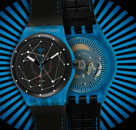 đồng hồ nam Swatch vỏ nhựa trong suốt màu xanh.