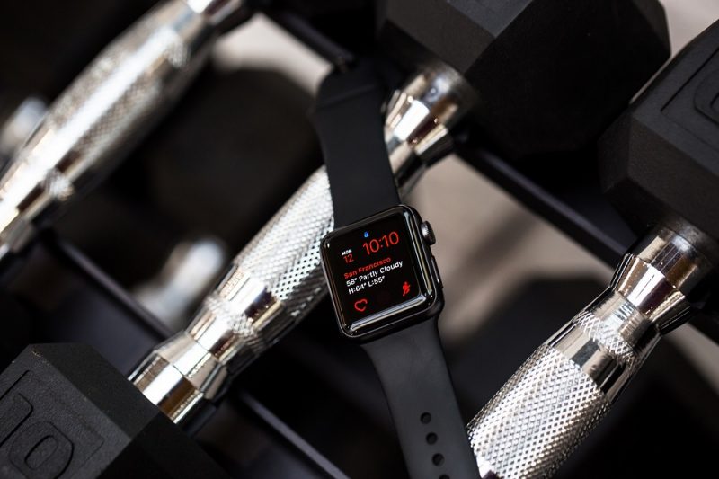 đồng hồ nam Apple Watch dây đen.