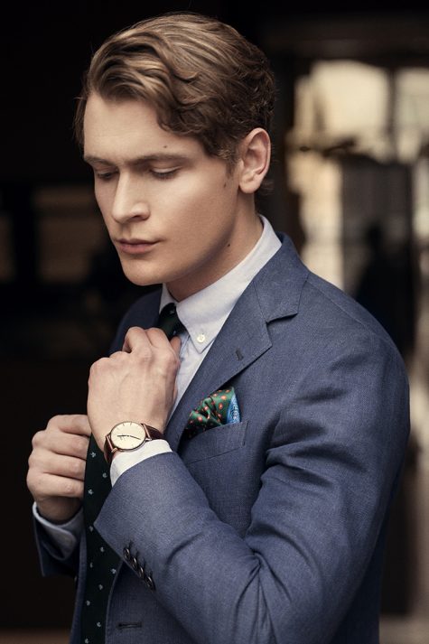 đồng hồ nam: người mặc suits đeo daniel wellington.