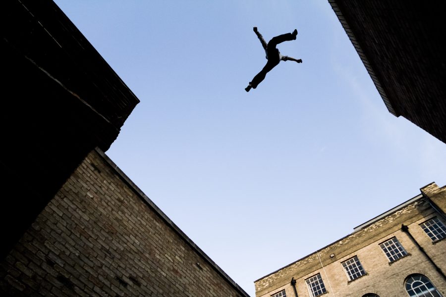 Parkour có phải là trò chơi mạo hiểm? nhảy qua các tòa nhà.