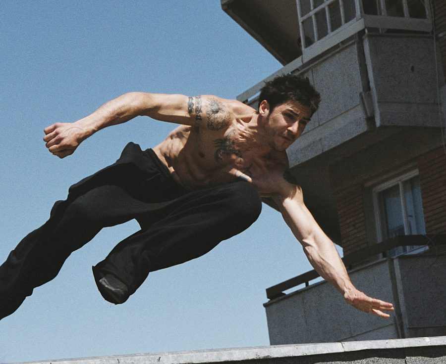 Parkour có phải là trò chơi mạo hiểm? người đàn ông cởi trần đang thực hiện động tác parkour.