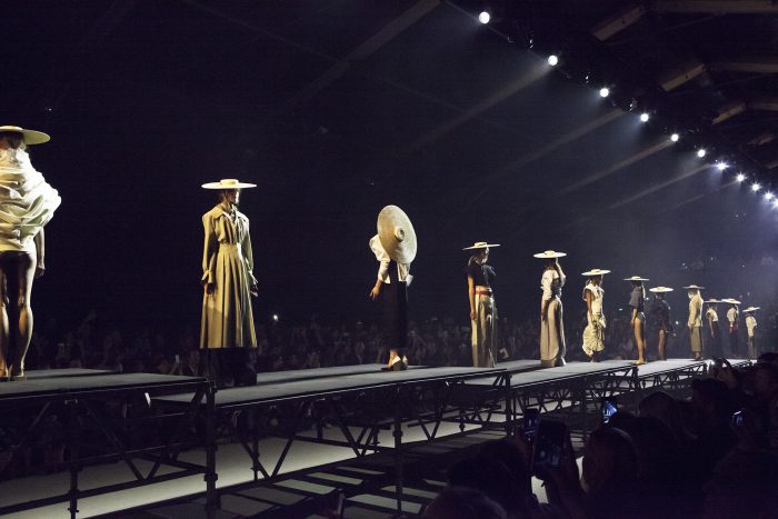 Simon Porte Jacquemus, người mẫu đứng yên trên sàn runway của Paris Fashion Week 2016.