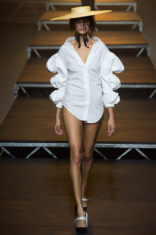 Simon Porte Jacquemus: người mẫu mặc áo sơ mi trắng dài quá mông, tay áo dài dạng nhùn.