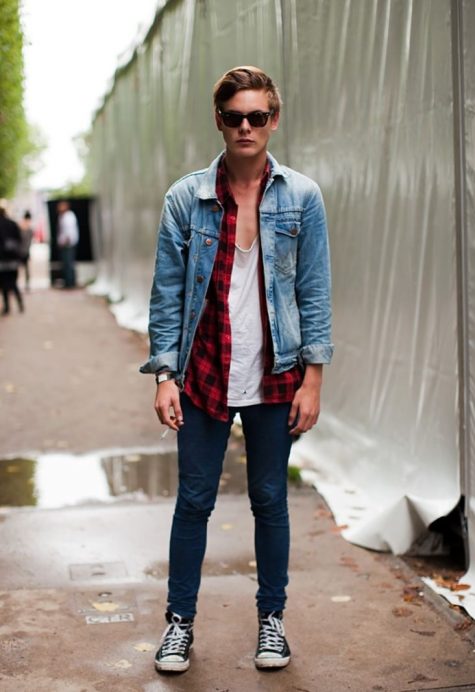 Bật mí tuyệt chiêu diện áo sơ mi kẻ cho chàng trai mùa thu: sơ mi ca rô đỏ đen và áo khoác denim.