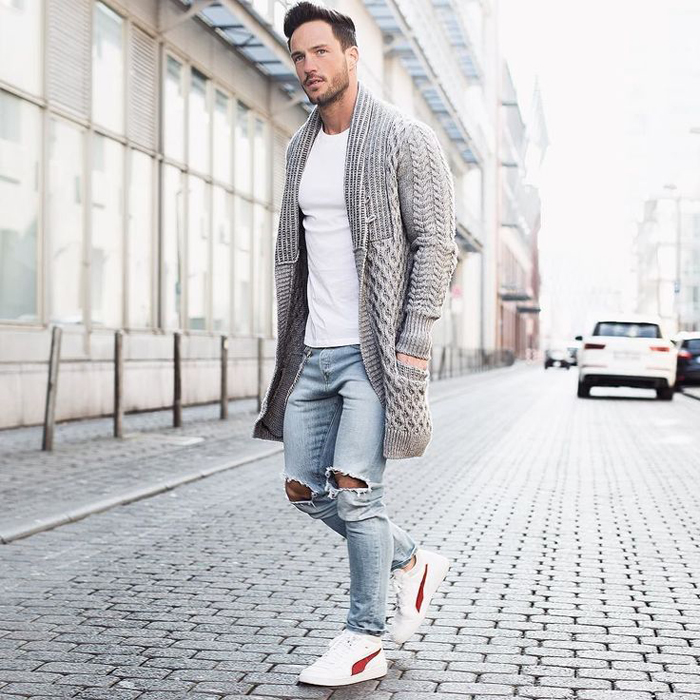 Áo khoác cardigan và sneakers.