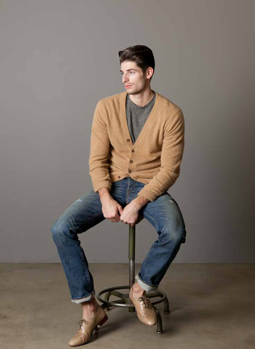 Áo khoác cardigan và giày tây.