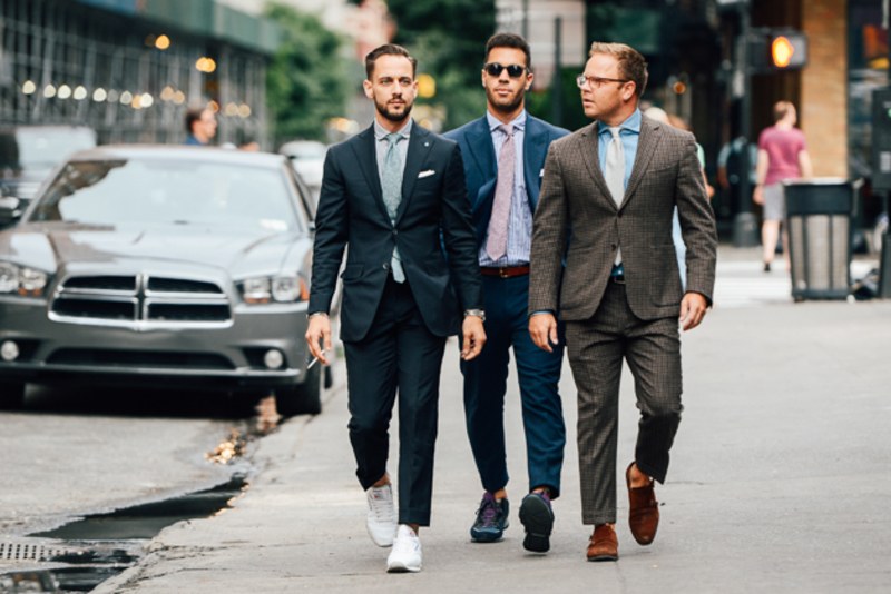 9 điều về suit nam cần lưu ý: 3 người mặc suit bước đi trên đường.