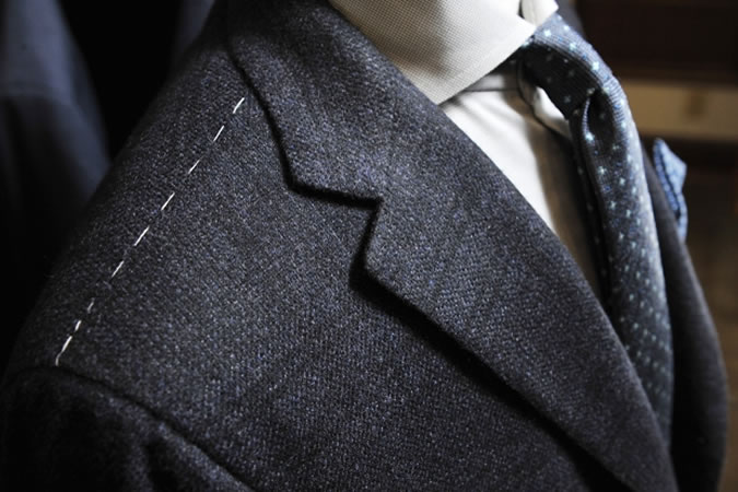 6 lỗi thường gặp khi tậu đồ vest nam mới: không gỡ phần chỉ khâu trên vai áo.