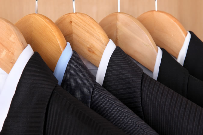 6 lỗi thường gặp khi tậu đồ vest nam mới: treo trên găng móc.