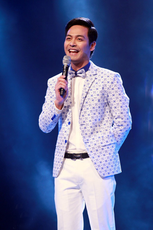 MC Phan Anh: Suit off-white với chấm bi xanh và nơ bướm.