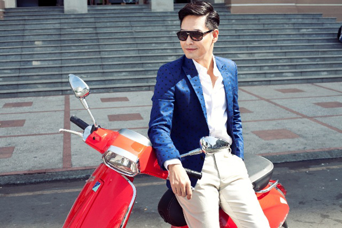 phong cách thời trang MC Phan Anh: blazer, sơ-mi trắng và quần chinos.