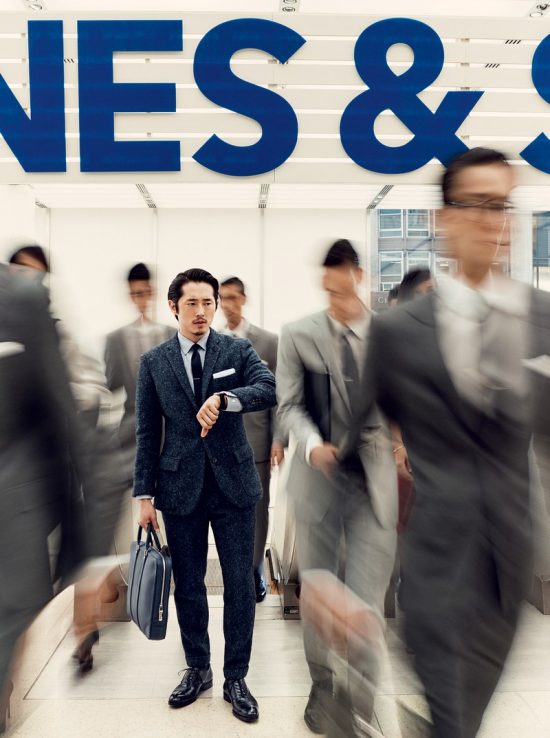 Steven Yeun mặc suit xám của J.Crew.