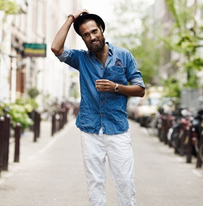 Nhẹ nhàng với quần denim trắng cùng áo denim xanh cổ điển