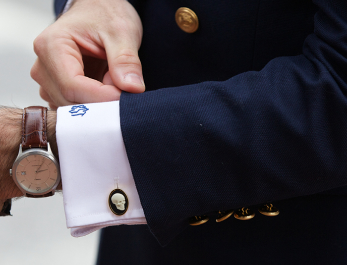 quy tắc cài nút đồ suit nam: suit cuffs.