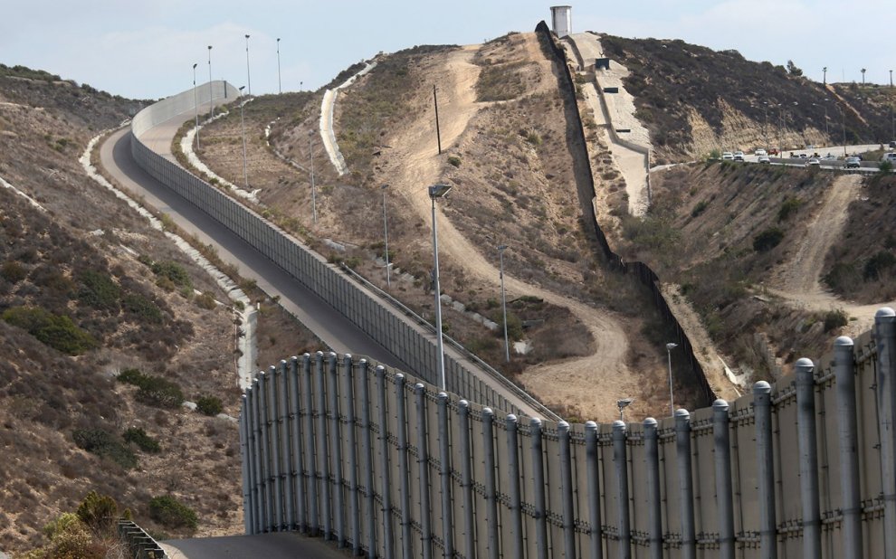 Donald Trump: bức tường Mexico.
