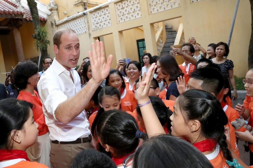 Hoàng tử William giao lưu với các em học sinh tiểu học.