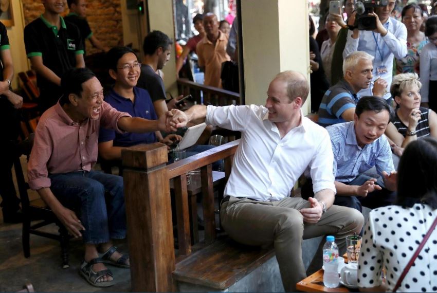 Hoàng từ giao lưu với người dân Hà Nội tại một quán cà phê.
