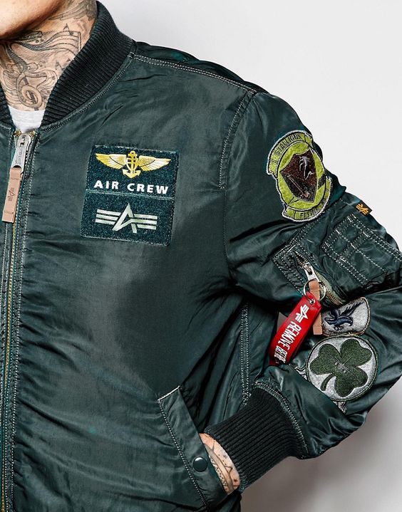 Áo khoác nam Bomber Jacket vốn được thiết kế dành riêng cho phi công trong Thế Chiến để giữ ấm trong những chuyến bay thực hiện nhiệm vụ