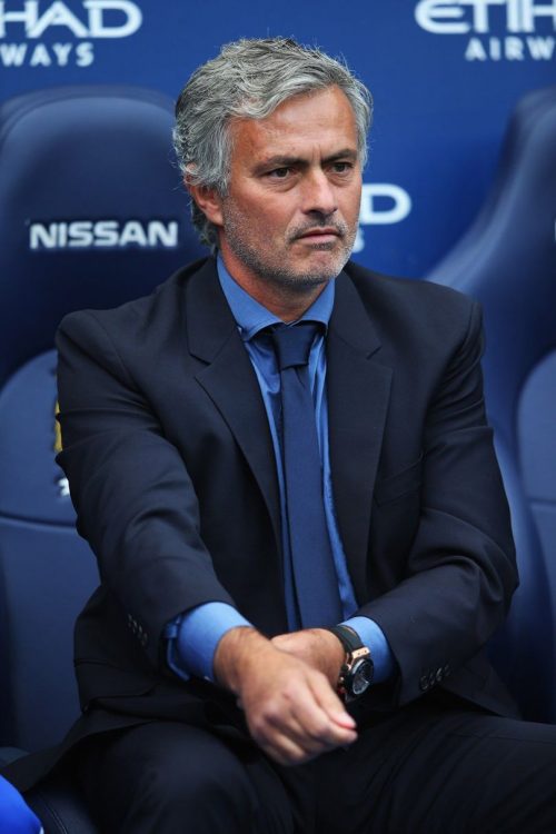 Trong mùa giải Ngoại hạng Anh, cho dù diện Suit nhưng Mourinho cũng sử dụng màu sắc cực kỳ bắt mắt