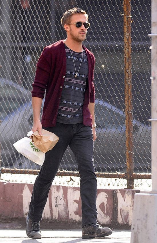 Phong cách thời trang Kết hợp chiếc áo Cardigan đỏ mận cùng áo phông họa tiết là quá đủ cho phong cách thời trang dạo phố của Ryan Gosling