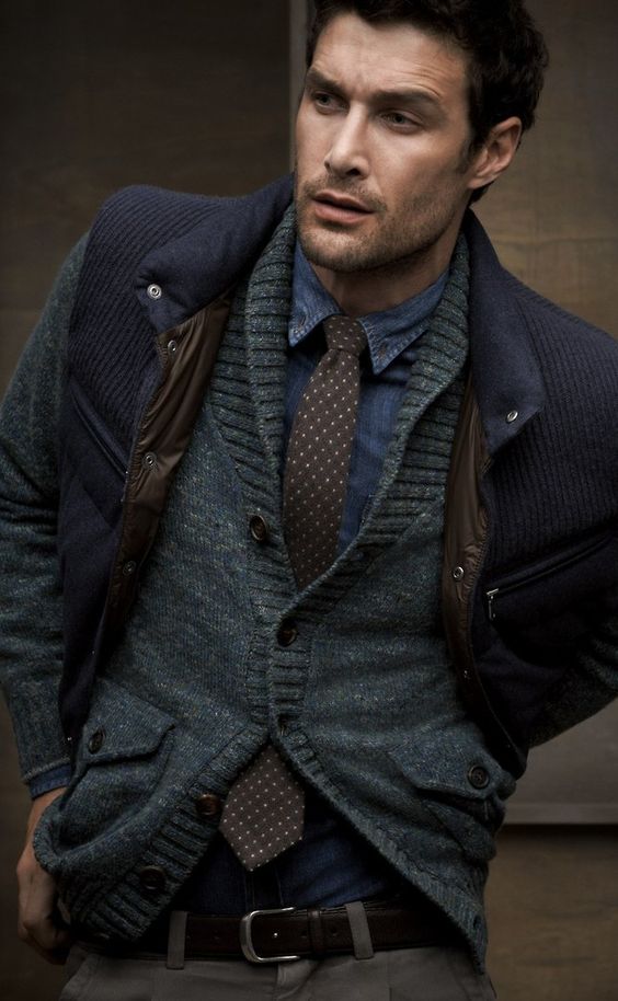 Phong cách thời trang Sáng tạo một chút với phong cách năng động khi mặc áo Cardigan bên trong áo khoác