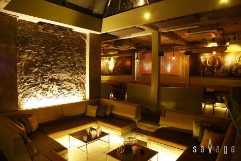 Trung tâm của lounge là khu bàn được bố trí thấp hơn hẳn so với mặt sàn, là khu dành riêng cho những nhóm bạn đông.